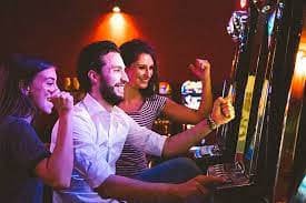 Meja permainan casino klasik dengan perjudian meja seperti blackjack dan roulette dalam mode digital